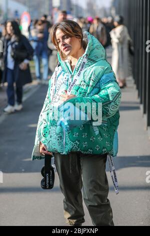 19. Februar 2020: Model trägt eine grüne Daunenjacke während der Gucci Fashion Show auf der Women`s Fashion Week 2020 in Mailand Stockfoto